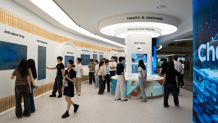 '2026 삼양 R&D Job Fair'에서 참가생들이 삼양 이노베이션 허브를 둘러보고 있다.
