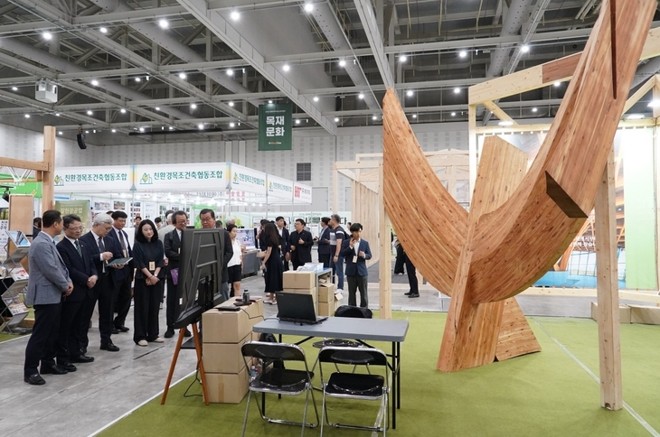 27일 대전 컨벤션센터에서 개최된 '2026 대한민국 목재산업박람회'에서 박은식 산림청장이(왼쪽 두번째)이 행사장을 둘러보고 있다. 제공=산림청