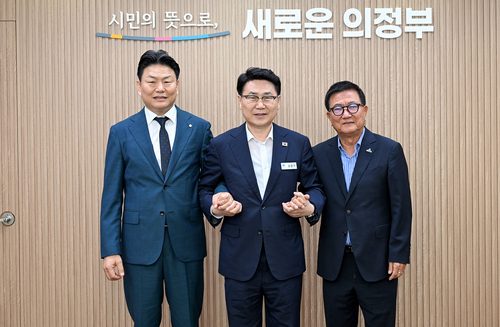 김원기 의정부시장(가운데)-전용수 ㈜운트바이오 대표이사(왼쪽) 26일 지역 바이오산업 발전 위한 협력 방안 논의