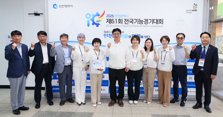 도성훈 인천시교육감(가운데)과 인천시의회 교육위원회 의원들은 25일 '제61회 전국기능경기대회'를 방문해 참가자들을 격려했다. 제공=인천시교육