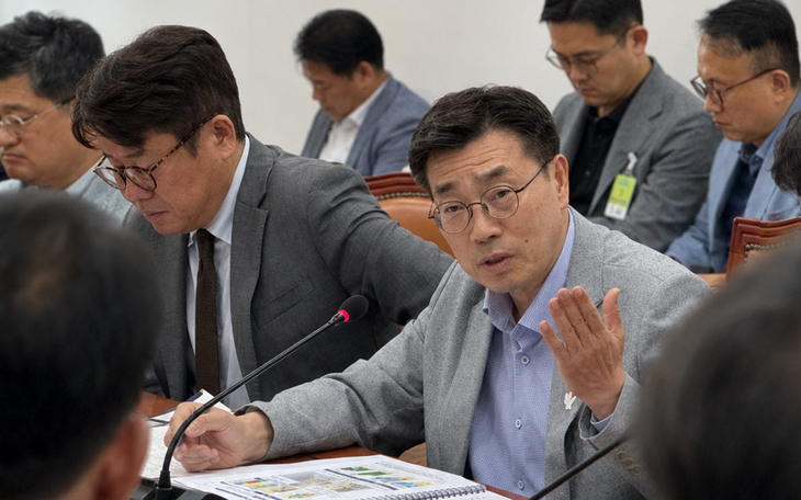 최원용 평택시장이 지난 25일 국회를 방문해 유의동 국회의원, 이성훈 LH 사장, 국토교통부 관계자들과 평택의 주요 도시·교통 현안을 논의하고 있다.