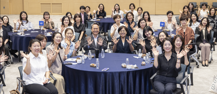 '신한 쉬어로즈(SHeroes)' 프로그램에 참석한 진옥동 회장과 여성 리더들이 기념촬영하는 모습