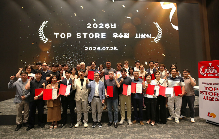 지난 7월 르엘캐슬갤러리에서 진행한 2026 롯데리아 가맹점 Top-Store 시상식 개최 후 수상한 경영주가 기념 촬영을 하고 있다. 사진=롯데GRS