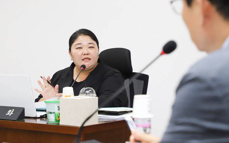 진선화 여주시의회 부의장이 26일 여주시청소년수련관 관계자들과 간담회를 갖고 청소년 정책 현안에 대해 발언하고 있다. 제공=여주시의회
