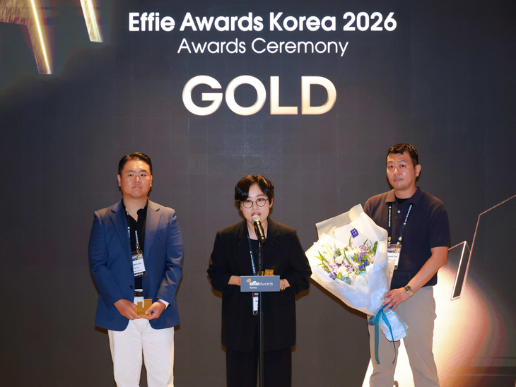 파리바게뜨 마케팅본부장 김연정 상무(가운데)가 '2026 에피 어워드 코리아(Effie Awards Korea)'에서 금상을 수상하고 있다.