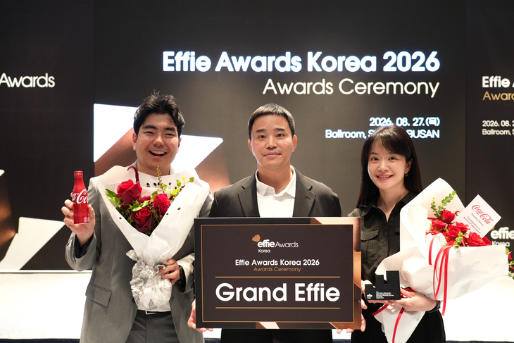 이상수 한국 코카콜라 마케팅 시니어 디렉터(왼쪽에서 두번째)와 이창민 매니저(왼쪽), 이서진 디렉터가 기념사진을 찍고 있다. 사진=코카콜라사
