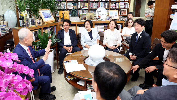 박종혁 인천시의회 의장을 비롯한 의장단이 26일 새얼문화재단을 방문해 지용택 새얼문화재단 이사장과 지역 문화·역사 자산 보존 방안을 논의하고