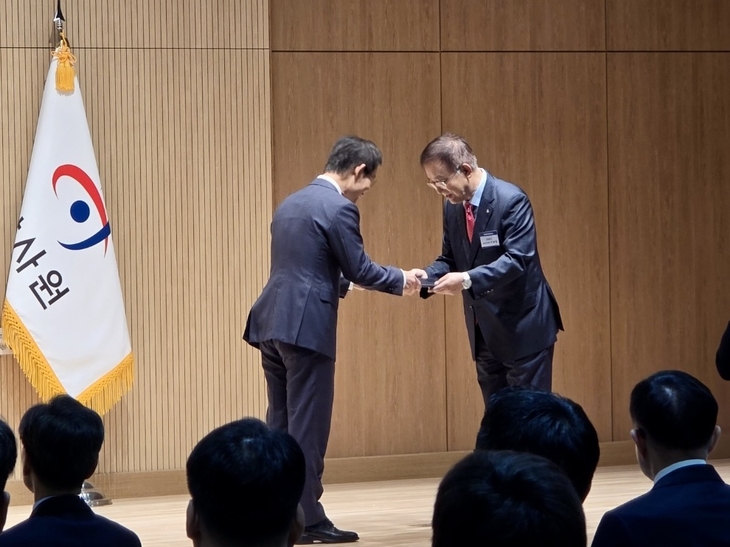 강원랜드 감사위원회가 감사원 선정 '2026년 공공기관 자체감사활동 포상식'에서 공기업 중 최우수기관으로 선정됐다. 강원랜드 측은 감사인 전문성