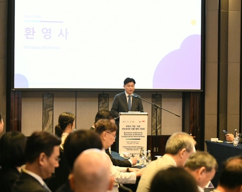 조용익 부천시장 27일 인도네시아 자카르타에서 '부천시 기업-의료 인도네시아 진출 협력 간담회' 환영사 발표