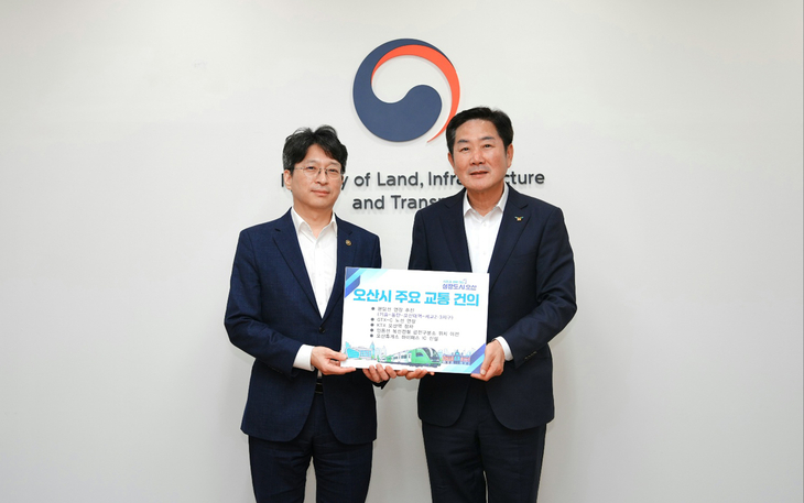 조용호 오산시장(오른쪽)이 28일 서울 국토발전전시관에서 홍지선 국토교통부 제2차관을 만나 오산시 주요 교통 현안 건의서를 전달했다. 제공=오산시