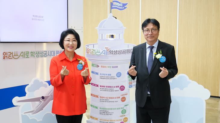 도성훈 인천시교육감(오른쪽)이 27일 청주 오스코에서 열린 '2026 대한민국 문해교육 정책전시회' 인천시교육청 부스에서 가천대 최미리 수석부총장