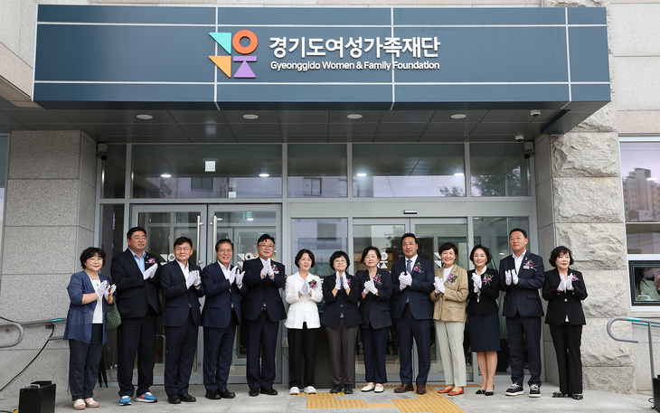 ▲ 추미애 경기도지사는 28일 이천시 증포동 경기도여성가족재단 신청사 건물 앞에서 송석준·김윤 국회의원, 성수석 이천시장, 문경희 대표이사 직무