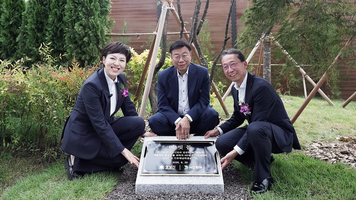 (왼쪽부터) 김은혜 국회의원, 신상진 성남시장, 조영철 HD현대 부회장이 28일 열린 '정자동 체육시설 개장식'에서 머릿돌을 배경으로 기념촬영을 하