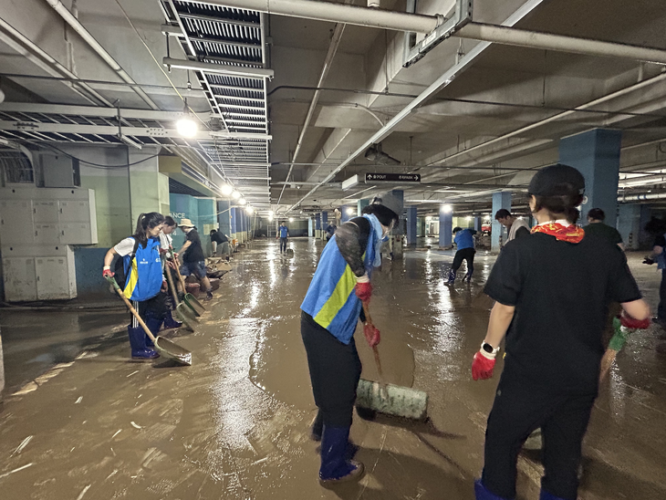 지난 29일 경남 거제시 양정동 수월힐스테이트에서 진행된 '거제 집중호우 피해지역 복구 봉사활동' 현장에서 신한은행 임직원들이 봉사활동 중.
