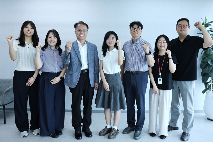 국내 환경기관 8곳에서 한국환경보전원이 운영한 '2026 해외 해외 환경협력 네트워킹 및 인턴십 프로그램' 중 참가자들이 기념 촬영을 하고 있다. 사