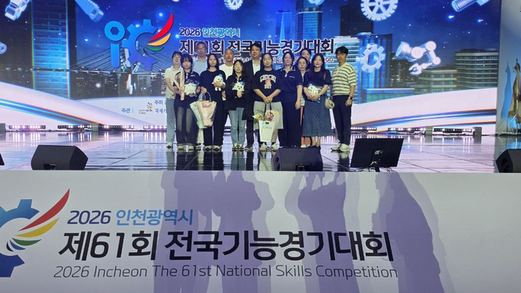 인천시에서 열린 '2026 제61회 전국기능경기대회' 무대에 오른 경기도교육청 선수단과 관계자들이 기념촬영을 하고 있다. 제공=경기도교육청