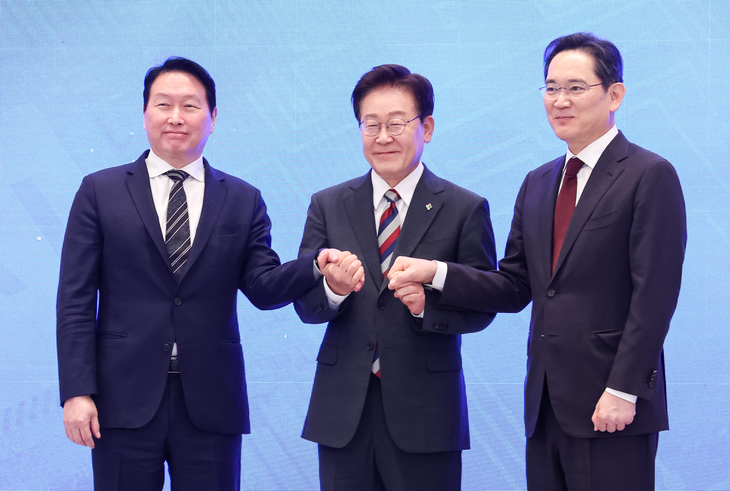 손잡은 이재명 대통령과 이재용ㆍ최태원 회장