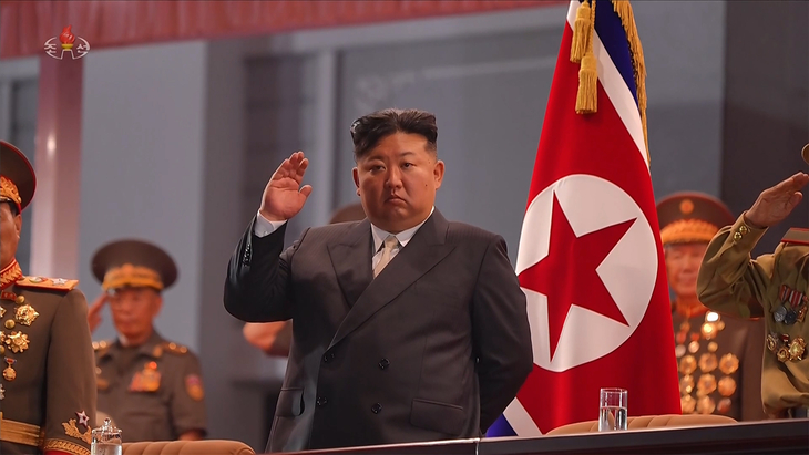 전승 73주년 기념행진 참관하는 김정은
