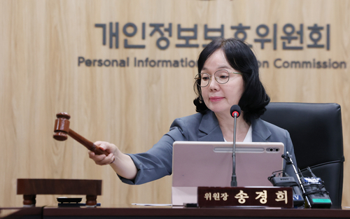 전체회의 주재하는 송경희 위원장
