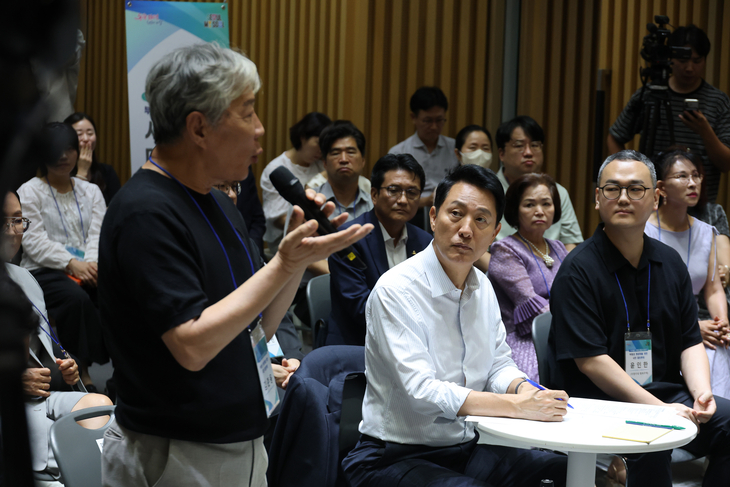 부동산 정상화 시민 토론 경청하는 오세훈 서울시장