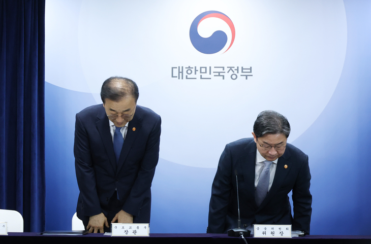인사하는 김윤덕 국토교통부 장관