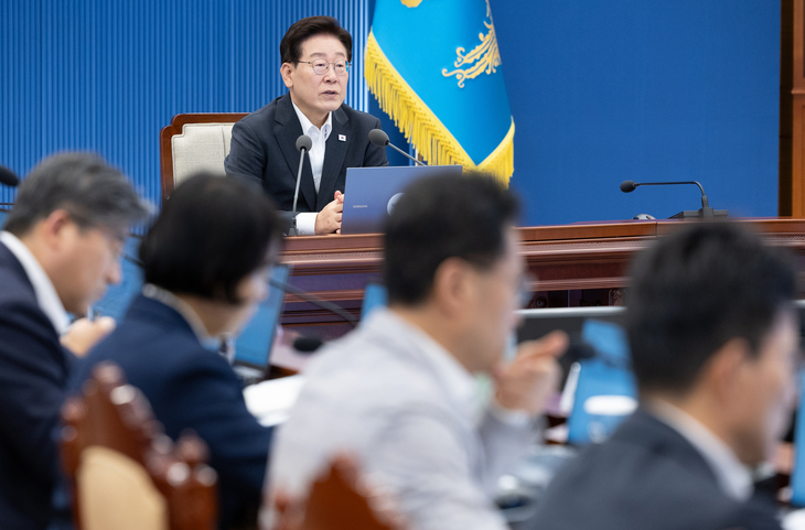 수석보좌관회의 주재하는 이재명 대통령