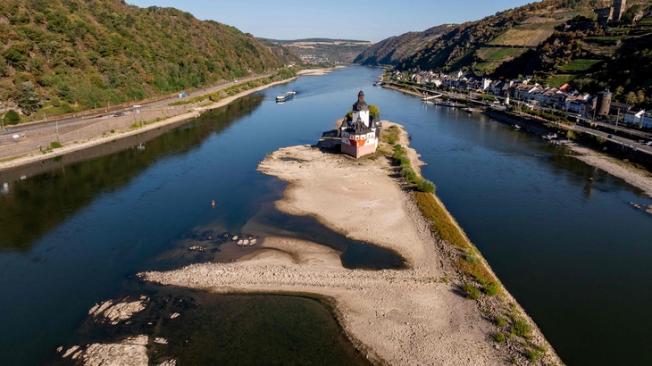 TOPSHOT-GERMANY-RIVERS-CLIMATE-DROUGHT-TRANSPORT