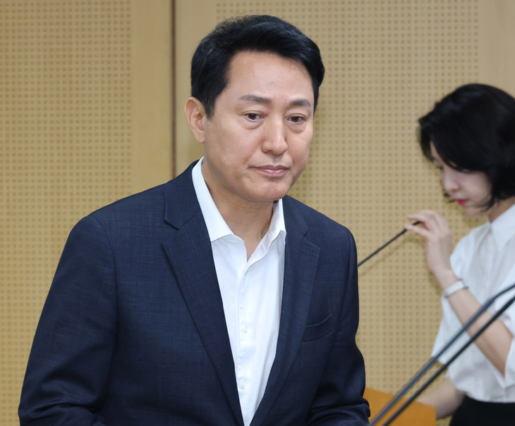 브리핑실 들어서는 오세훈 시장