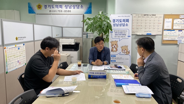 경기도의회 최만식 농정해양위원회 의원(가운데)이 경기도 해양수산과 관계자들로부터 주요 현안 사업 추진상황을 보고받고 있다. 제공=경기도의회