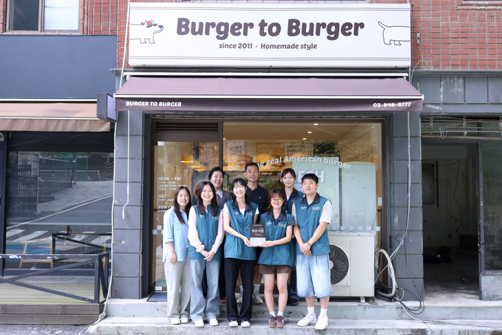 서울 노원구 '버거투버거'에서 열린 2026 청춘의 밥 현판 전달식에서 관계자들이 기념사진을 촬영하고 있다.