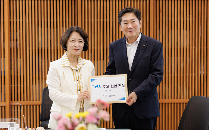 조용호 오산시장이 31일 오후 경기도청에서 추미애 경기도지사를 만나 오산시 주요 현안 건의서를 전달하고 있다. 제공=오산시