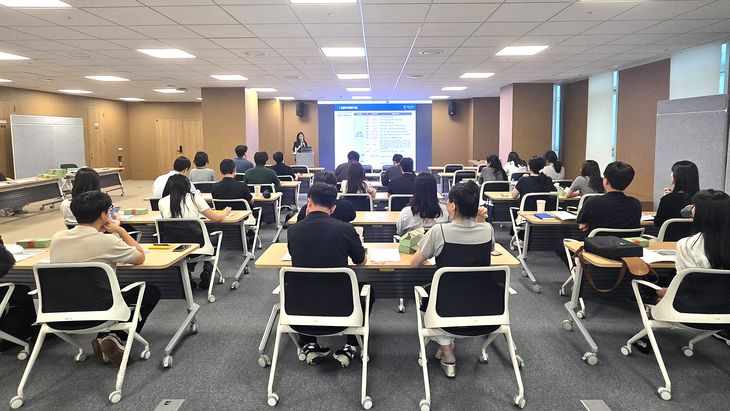 수원 본사에서 진행된 경기주택도시공사(GH) 임직원 대상 '공정거래 자율준수 프로그램' 교육 현장에서 참가자들이 강의를 듣고 있다. 제공=경기주