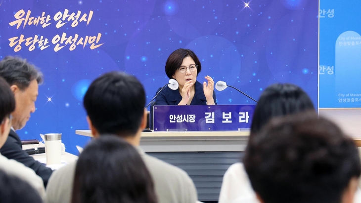 김보라 안성시장이 31일 시청 대회의실에서 열린 '2027년 주요업무 추진계획 보고회'를 주재했다. 제공=안성시