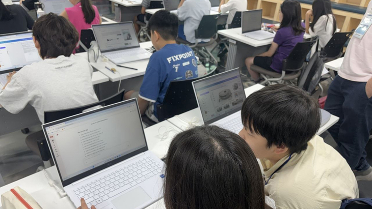 경기도교육청미래과학교육원에서 열린 '2026년 경기도청소년과학탐구대회' 본선 참가 학생들이 노트북을 활용해 과제를 수행하고 있다. 제공=경기