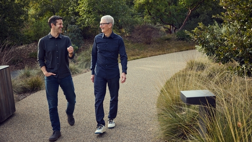 Apple Park에서 만난 팀 쿡과 존 터너스. 사진=애플