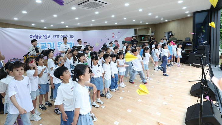 성남 하원초등학교에서 열린 '손잡고 RAS ON!' 행사에서 안민석 경기도교육감과 가수 윤형주 및 참석자들이 기념촬영을 하고 있다. 제공=경기도교육