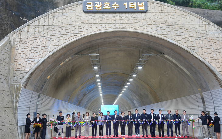 반인숙 안성시의회 의장을 비롯한 참석자들이 지난 28일 삼죽면 미장리 금광호수1터널 종점부에서 열린 '삼흥-미장 간 도로확포장공사 개통식'에 참