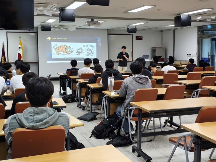 강원랜드가 석탄산업 전환지역 학생들의 교육 기회를 넓히기 위한 공동교육과정을 본격 가동했다.
