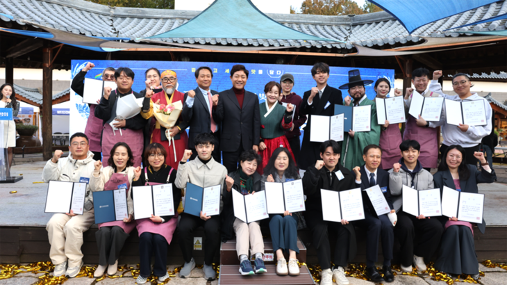 '제5회 여주 오곡으로 빚은 가양주 품평회' 시상식에서 수상자들이 상장을 들고 기념촬영을 하고 있다. 제공=여주세종문화관광재단