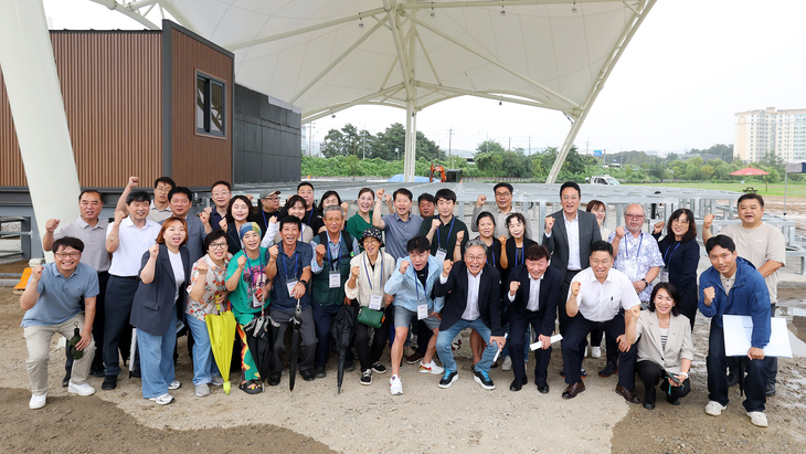 경기도의회 남종섭 의장과 지영일 도의원은 기흥호수공원 야외무대를 찾아 현장점검을 진행했다. 제공=경기도의회