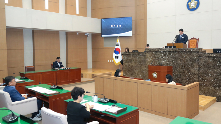 이천시의회 본회의장에서 조주환 의장이 제265회 제1차 정례회 개회를 선언하고 의사일정을 진행하고 있다. 제공=이천시의회