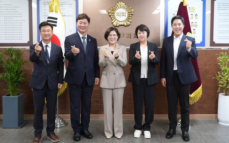 안성시의회와 안성시 관계자들이 간담회를 마치고 기념촬영을 하고 있다. 제공=안성시의회