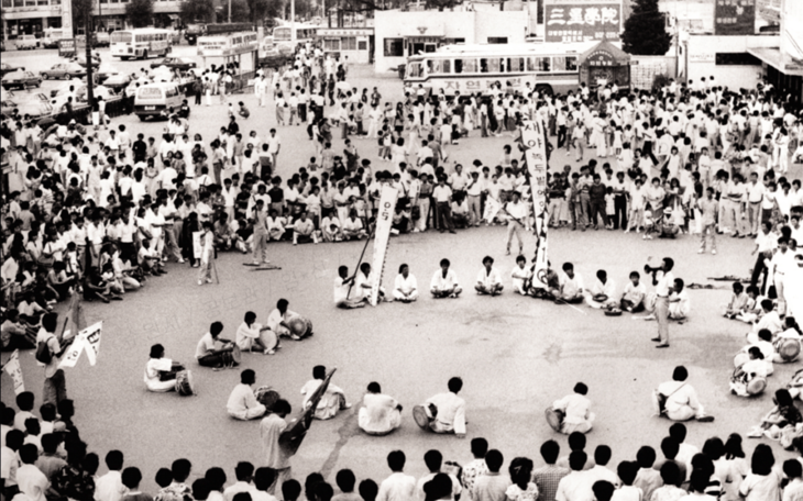 1987년 민주화운동 당시 수원역에 모인 학생들과 시민들. 제공=수원박물관