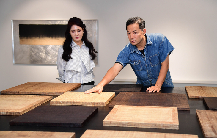 김창옥 작가(오른쪽)가 김해리 대표에게 작품을 설명하고 있다. 사진=MCM