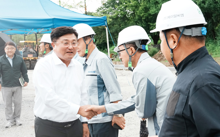 박관열 광주시장이 '직통현장 100일' 추진의 일환으로 주요 사업 현장을 찾아 현장 관계자들과 악수를 나누며 공사 상황을 점검하고 있다. 제공=광주