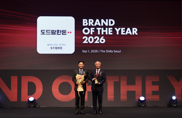 2026 올해의 브랜드 대상 시상식에서 돈육 부문 대상을 수상하는 박광욱 도드람양돈농협 조합장(오른쪽)