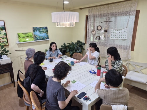 의왕시 '2026년 의왕의 작가를 만나다' 프로그램 운영 현장- 사각사각책방에서 이진희 작가 강연