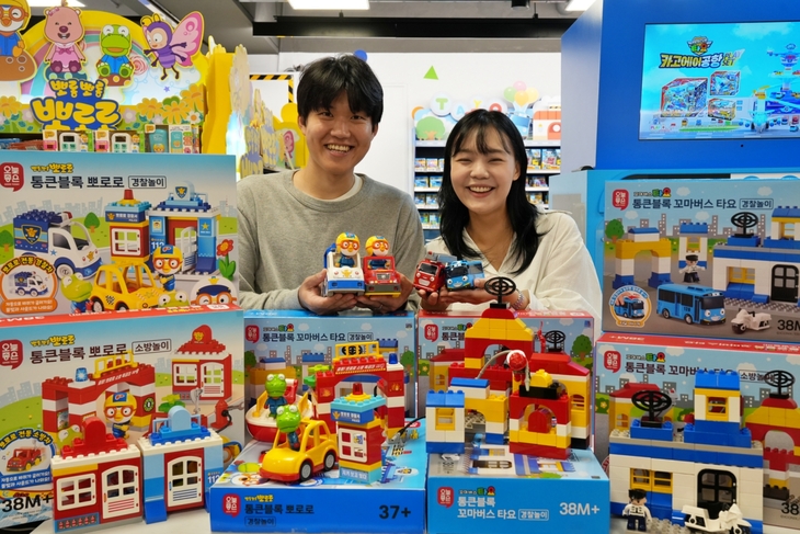 서울 송파구 롯데마트 제타플렉스 잠실점 토이저러스에서 박재진(사진 왼쪽)·조한나 롯데마트·슈퍼 토이저러스 상품기획자(MD)가 '타요'와 '뽀로