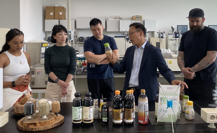 샘표가 미국 주요 도시에서 미식 트렌드를 이끄는 셰프들에게 K-푸드의 근간인 장과 발효를 연구하는 R&D 현장을 소개했다.