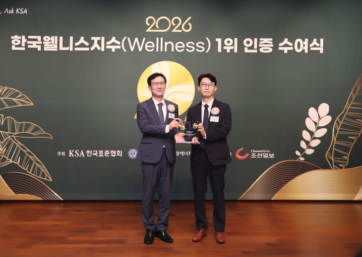 지난 2일 열린 한국웰니스지수 인증 수여식에서 이종성 시몬스 생산·물류전략부문 부사장(사진 오른쪽) 상을 받고 기념 사진을 찍고 있다. 사진=시몬